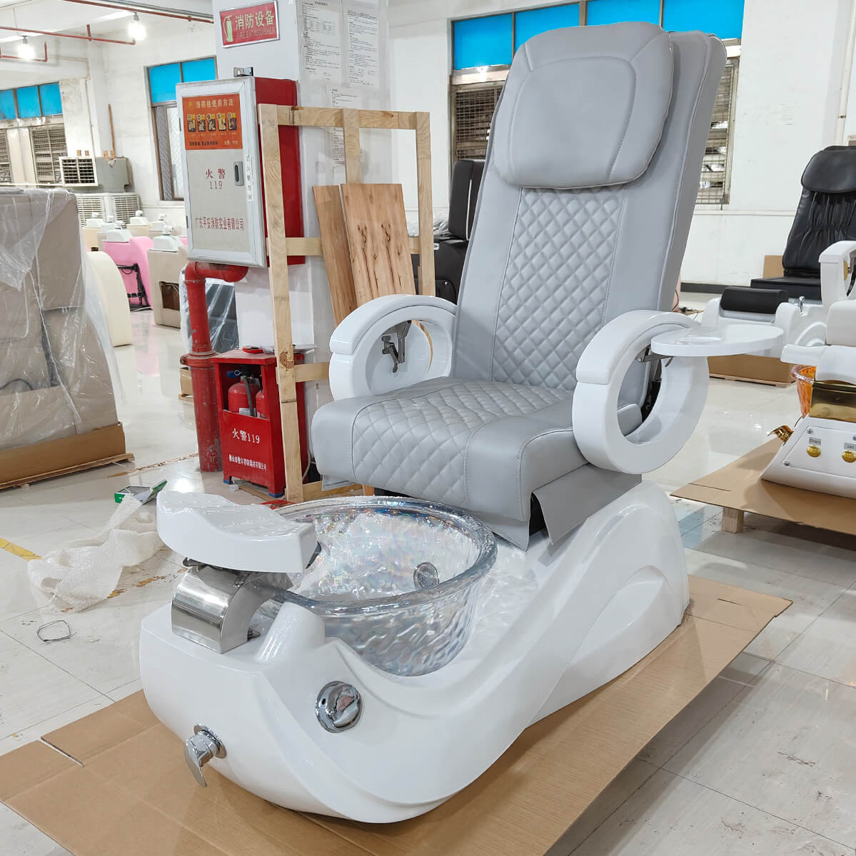Ergonomic Grey Pedicure Chair with Iridescent Crystal Bowl & Wave LED Base 2 Ergonomic Grey Pedicure Chair with Iridescent Crystal Bowl & Wave LED Base - 图片 2
