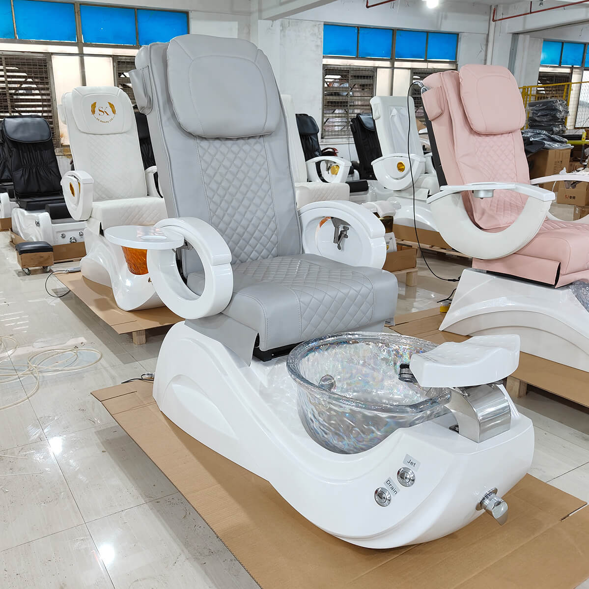 Ergonomic Grey Pedicure Chair with Iridescent Crystal Bowl & Wave LED Base 3 Ergonomic Grey Pedicure Chair with Iridescent Crystal Bowl & Wave LED Base - 图片 3